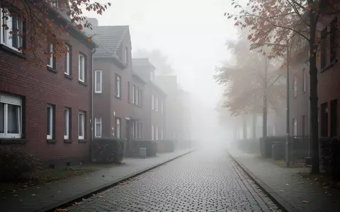 Eine ruhige Wohnstraße in einer Stadt im Ruhrgebiet an einem nebligen Herbstmorgen mit Backsteingebäuden. - Foto: über boerse-global.de