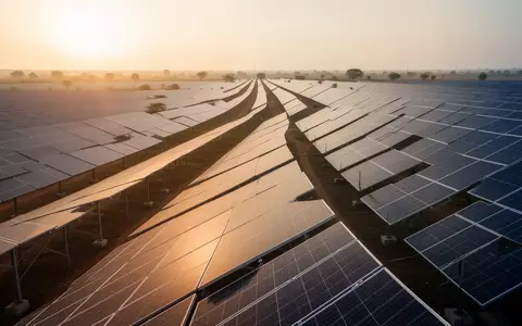 Moderne Solarpark-Anlage bei Sonnenuntergang mit ausgerichteten Photovoltaik-Modulen. - Foto: über boerse-global.de