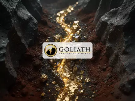 Nahaufnahme einer goldglänzenden Mineralader in dunklem Gestein, die ein Bergbau-Explorationsprojekt symbolisiert. - Foto: über boerse-global.de
