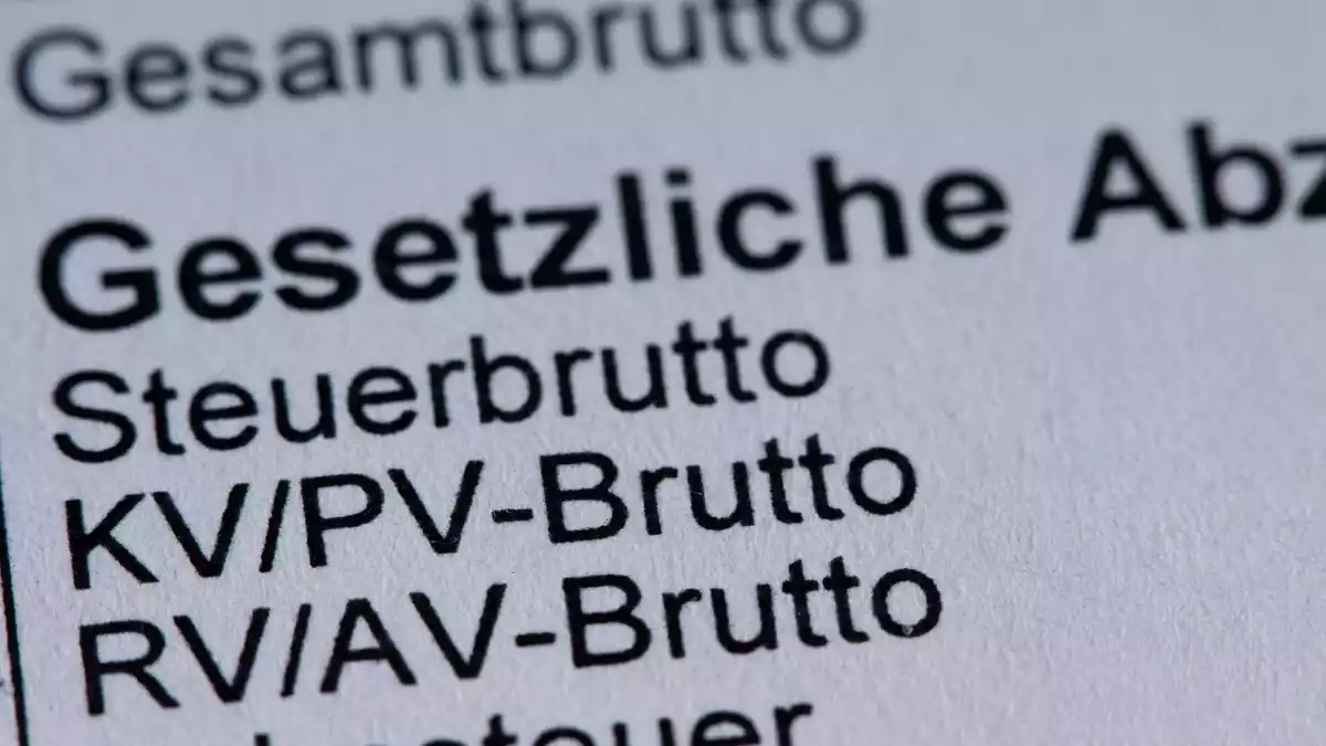 Für Bruttogehälter ab 5.812,50 Euro im Monat wird die Krankenversicherung ab kommenden Jahr teurer, bei mehr als 8.450 Euro wird auch mehr Rentenbeitrag fällig. (Symbolbild)  - Bild: Jens Büttner/dpa