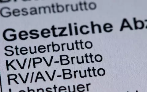 Für Bruttogehälter ab 5.812,50 Euro im Monat wird die Krankenversicherung ab kommenden Jahr teurer, bei mehr als 8.450 Euro wird auch mehr Rentenbeitrag fällig. (Symbolbild)  - Foto: Jens Büttner/dpa