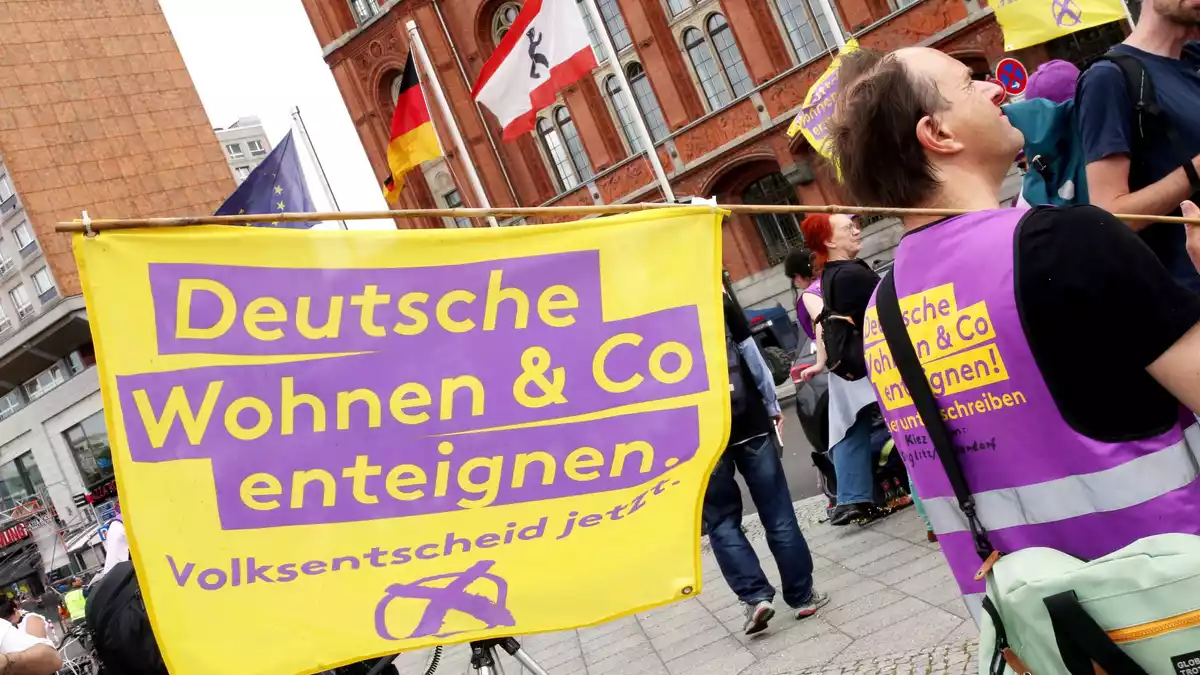 2021 hatte sich eine Mehrheit bei einem Volksentscheid für die Vergesellschaftung großer Wohnungsunternehmen ausgesprochen. (Archivbild) - Bild: Wolfgang Kumm/dpa
