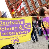 2021 hatte sich eine Mehrheit bei einem Volksentscheid für die Vergesellschaftung großer Wohnungsunternehmen ausgesprochen. (Archivbild) - Foto: Wolfgang Kumm/dpa