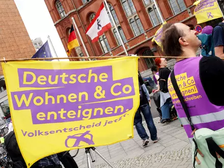 2021 hatte sich eine Mehrheit bei einem Volksentscheid für die Vergesellschaftung großer Wohnungsunternehmen ausgesprochen. (Archivbild) - Foto: Wolfgang Kumm/dpa