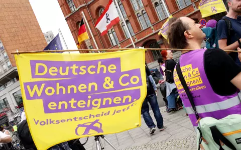2021 hatte sich eine Mehrheit bei einem Volksentscheid für die Vergesellschaftung großer Wohnungsunternehmen ausgesprochen. (Archivbild) - Foto: Wolfgang Kumm/dpa