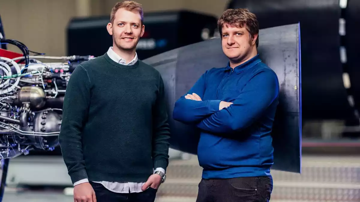 Isar Aerospace-Mitgründer Josef Fleischmann (r.) legt seine Aufgabe als Technikchef nieder. Daniel Metzler (l.) bleibt Unternehmenschef. (Handout) - Bild: -/Isar Aerospace/dpa
