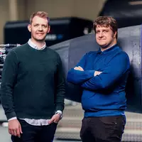 Isar Aerospace-Mitgründer Josef Fleischmann (r.) legt seine Aufgabe als Technikchef nieder. Daniel Metzler (l.) bleibt Unternehmenschef. (Handout) - Foto: -/Isar Aerospace/dpa