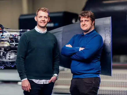Isar Aerospace-Mitgründer Josef Fleischmann (r.) legt seine Aufgabe als Technikchef nieder. Daniel Metzler (l.) bleibt Unternehmenschef. (Handout) - Foto: -/Isar Aerospace/dpa