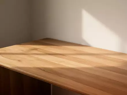 Ein minimalistischer, leerer Schreibtisch in einem hellen, modernen Arbeitsbereich mit natürlichem Lichteinfall. - Foto: über boerse-global.de