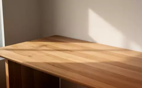 Ein minimalistischer, leerer Schreibtisch in einem hellen, modernen Arbeitsbereich mit natürlichem Lichteinfall. - Foto: über boerse-global.de