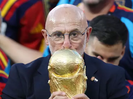 Der Erfolgscoach Spaniens hat einen neuen Vertrag unterschrieben. (Archivbild) - Foto: Li Ming/XinHua/dpa