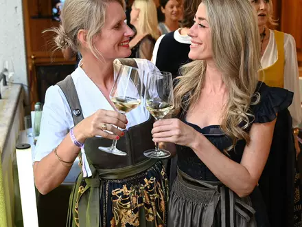 Sina Scherer (links) und Silke Völling veranstalten die Party. - Foto: Lucas Caspari/dpa