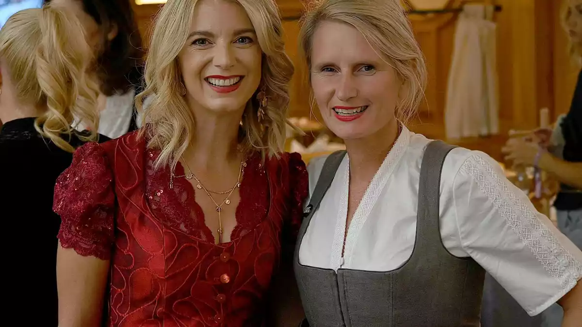 Party-Veranstalterin Sina Scherer (rechts) mit Bräurosl-Wirtin Franziska Reichert beim Wiesn-Warm-Up im Donisl. - Bild: Lucas Caspari/dpa