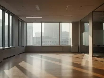 Ein minimalistisches, leeres modernes Verwaltungsbüro mit großen Fenstern und einfallendem Tageslicht. - Foto: über boerse-global.de