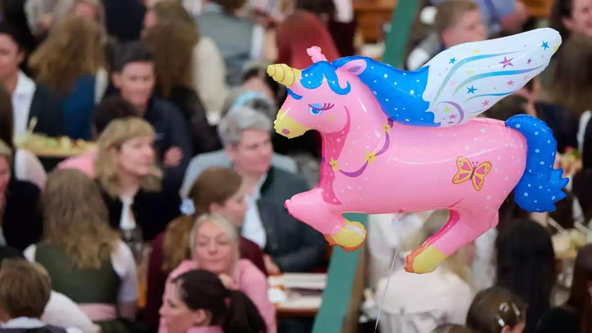 Ein rosa Einhorn schwebt über der Veranstaltung. - Bild: Sven Hoppe/dpa