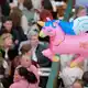 Ein rosa Einhorn schwebt über der Veranstaltung. - Bild: Sven Hoppe/dpa