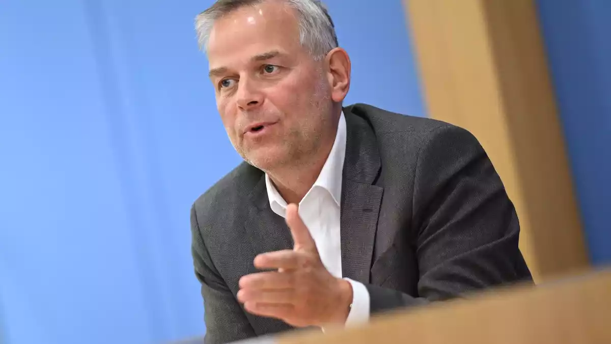 AfD-Spitzenmann Holm reklamierte den Auftrag zur Regierungsbildung für die AfD.  - Bild: Britta Pedersen/dpa