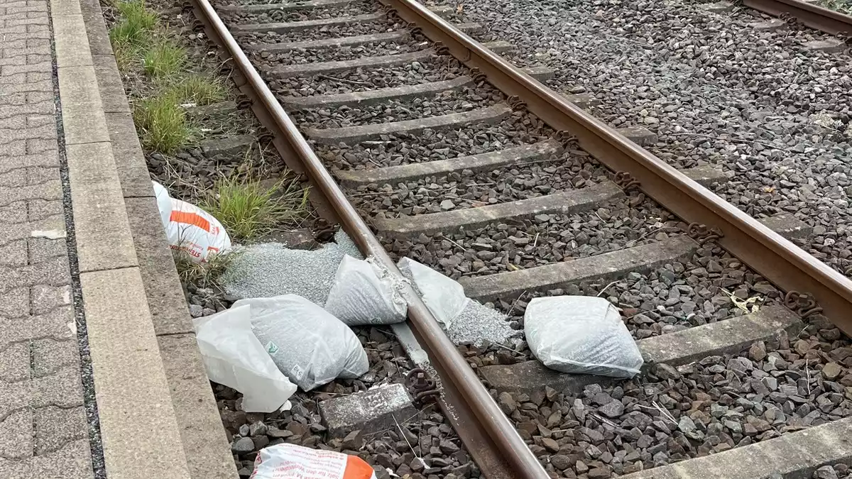 POL-OF: Wer hat die Hakenkreuze und Schriftzüge aufgesprüht?;Wer hat die Motoraddiebe gesehen?; Wer hat das Auftausalz in die Gleise geworfen? Kripo bittet um Hinweise und mehr - Bild: presseportal.de