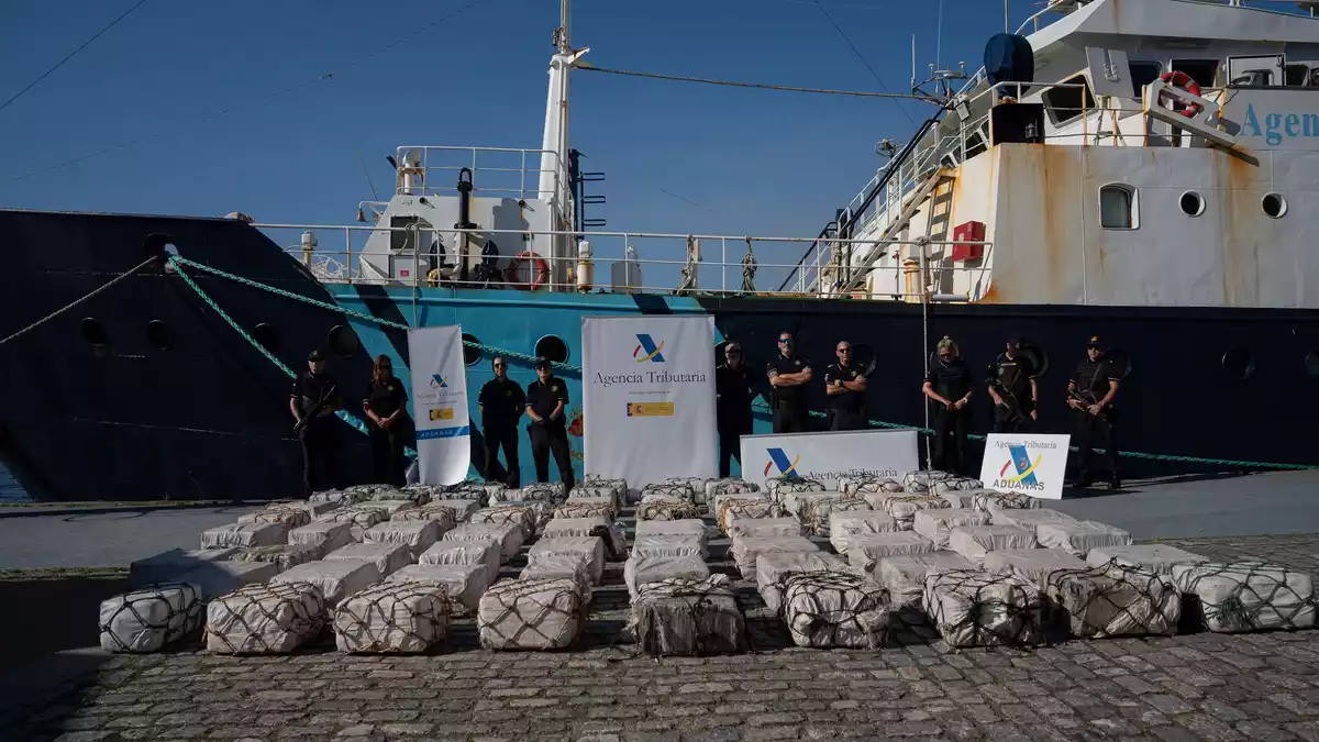 Der spanische Zoll hat auf einem polnischen Segelboot 2,1 Tonnen Kokain beschlagnahmt.  - Bild: Adrián Irago/EUROPA PRESS/dpa