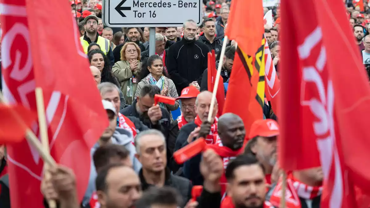 Allein am Mercedes-Werk in Sindelfingen protestierten rund 20.000 Beschäftigte. - Bild: Marijan Murat/dpa
