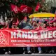 Beschäftigte demonstrieren im Rahmen des bundesweiten Automobil-Aktionstags der IG Metall in Düsseldorf. - Bild: Rolf Vennenbernd/dpa