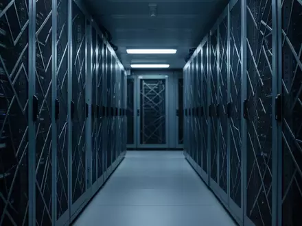 Ein dunkler, moderner Serverraum mit ordentlich angeordneten Serverschränken in einer kühlen, technologischen Umgebung. - Foto: über boerse-global.de