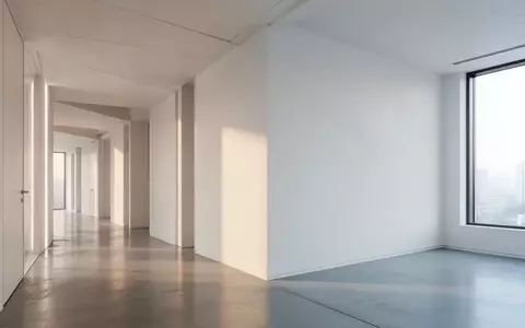 Ein minimalistischer, leerer Büroflur mit klaren architektonischen Linien und natürlichem Lichteinfall. - Foto: über boerse-global.de