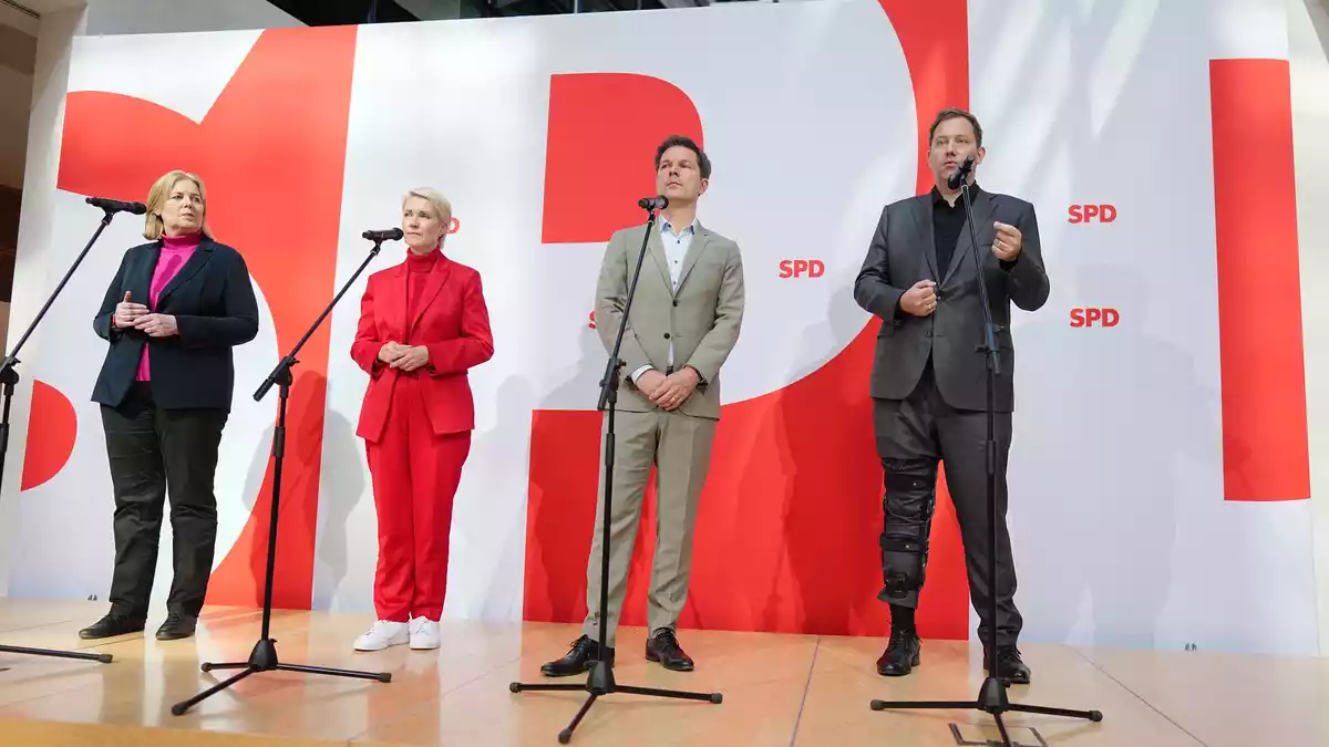 Die politische Zukunft von SPD-Spitzenkandidat Steffen Krach (2. von rechts) ist offen.  - Bild: Kay Nietfeld/dpa
