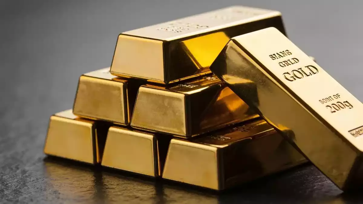 Bernstein Cuts 2030 Gold Target to $5,600 as Goldman Holds $5,400