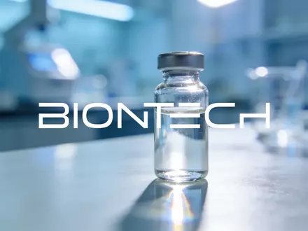 Abstrakte Darstellung moderner biotechnologischer Forschung in einem sterilen Labor mit Fokus auf medizinische Innovation. - Foto: über boerse-global.de