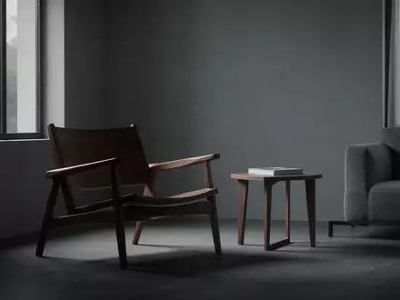 Ein minimalistisch eingerichtetes, schattiges Wohnzimmer mit einem leeren Sessel, das eine Atmosphäre von digitaler Bedrohung vermittelt. - Foto: über boerse-global.de