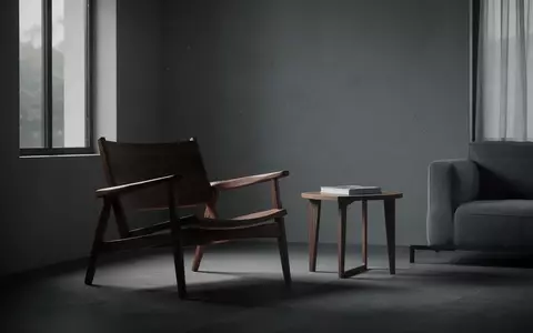 Ein minimalistisch eingerichtetes, schattiges Wohnzimmer mit einem leeren Sessel, das eine Atmosphäre von digitaler Bedrohung vermittelt. - Foto: über boerse-global.de