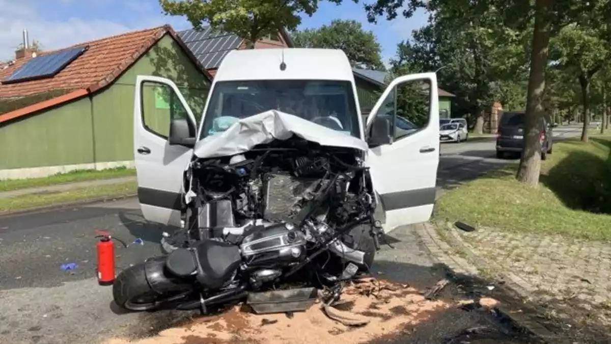 POL-STD: Schwerer Verkehrsunfall in Ahlerstedt - Motorradfahrer nach Zusammenstoß mit Transporter tödlich verunglückt - Bild: presseportal.de