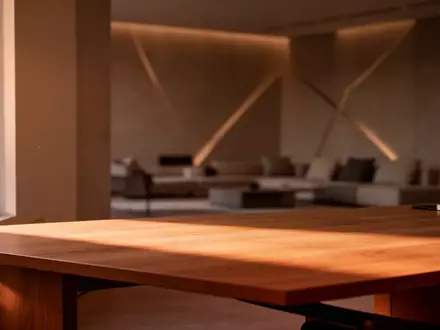 Ein minimalistischer, moderner Arbeitsplatz mit einer leeren Holzoberfläche in sanftem, natürlichem Licht. - Foto: über boerse-global.de