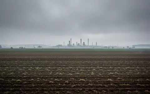 Weite, landwirtschaftliche Flächen im bayerischen Umland bei bewölktem Himmel mit einem Industriegebiet am Horizont. - Foto: über boerse-global.de