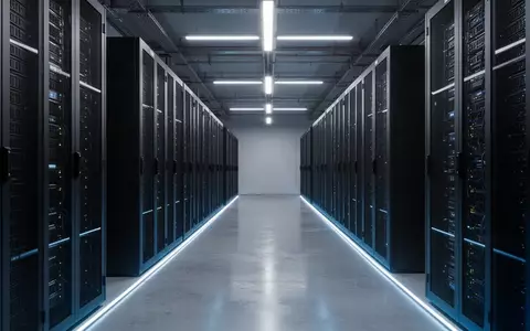 Moderne Serverraum-Architektur mit geordneten Server-Racks in einer kühlen, technologisch geprägten Umgebung. - Foto: über boerse-global.de