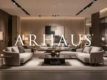Modernes, hochwertiges Möbelhaus mit eleganter Inneneinrichtung und stimmungsvoller Beleuchtung. - Foto: über boerse-global.de