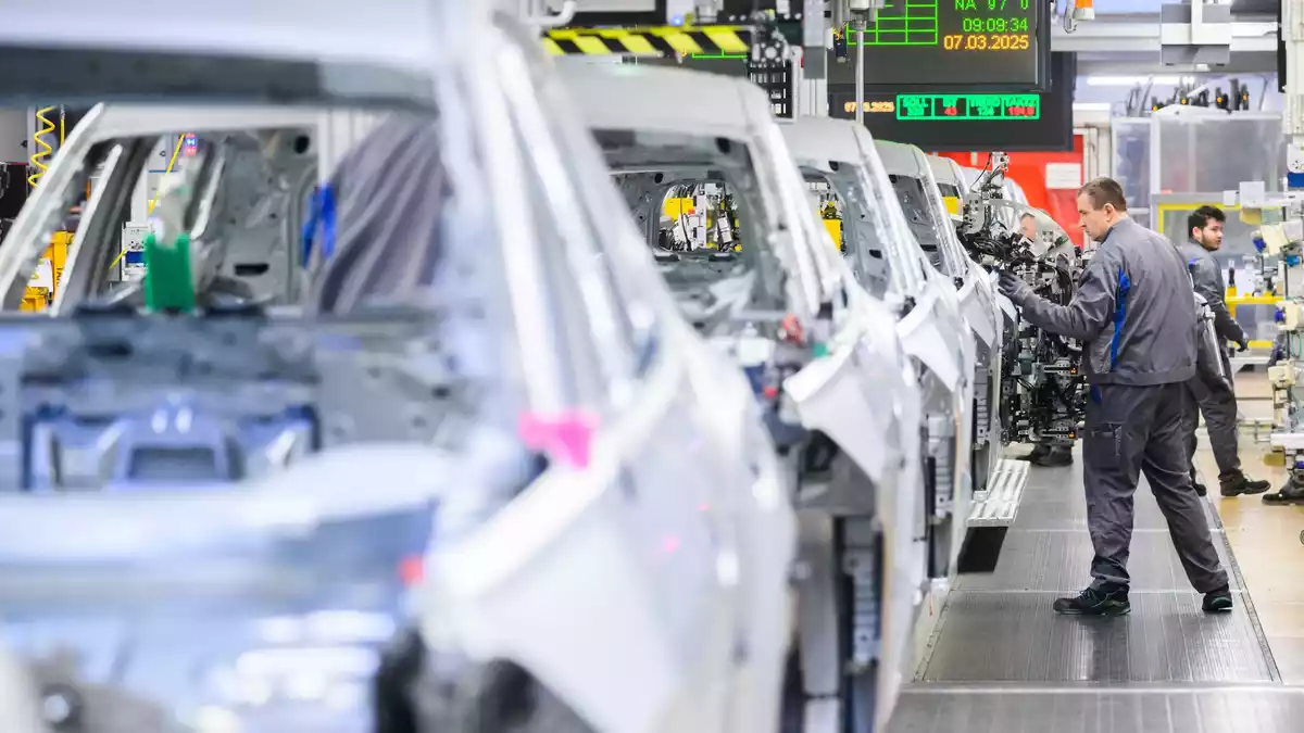 Die Nachfrage nach Verbrenner sinkt. Daher werden Sonderschichten im VW-Stammwerk Wolfsburg gestrichen. (Archivbild) - Bild: Julian Stratenschulte/dpa