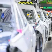 Die Nachfrage nach Verbrenner sinkt. Daher werden Sonderschichten im VW-Stammwerk Wolfsburg gestrichen. (Archivbild) - Foto: Julian Stratenschulte/dpa