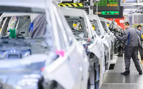 Die Nachfrage nach Verbrenner sinkt. Daher werden Sonderschichten im VW-Stammwerk Wolfsburg gestrichen. (Archivbild) - Foto: Julian Stratenschulte/dpa