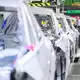 Die Nachfrage nach Verbrenner sinkt. Daher werden Sonderschichten im VW-Stammwerk Wolfsburg gestrichen. (Archivbild) - Bild: Julian Stratenschulte/dpa