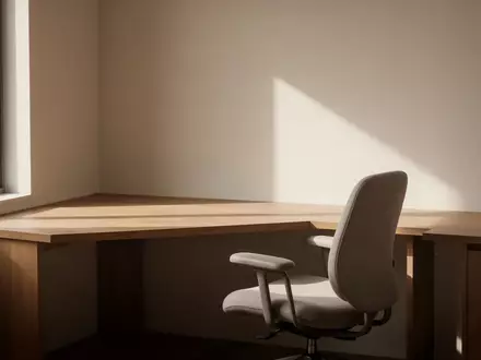 Ein minimalistisch eingerichteter, heller Arbeitsplatz mit einem Holztisch und einem ergonomischen Stuhl. - Foto: über boerse-global.de