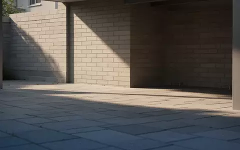 Ein sonnenbeschienener, leerer Fahrradabstellplatz vor einer neutralen Backsteinwand - Foto: über boerse-global.de
