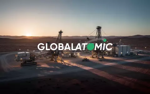 Industrielle Uran-Minenanlage in einer weiten Wüstenlandschaft bei Sonnenaufgang mit dramatischer Beleuchtung. - Foto: über boerse-global.de