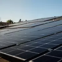 Nahaufnahme von Solarmodulen auf einem privaten Hausdach bei klarem Himmel. - Foto: über boerse-global.de