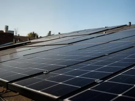 Nahaufnahme von Solarmodulen auf einem privaten Hausdach bei klarem Himmel. - Foto: über boerse-global.de