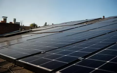 Nahaufnahme von Solarmodulen auf einem privaten Hausdach bei klarem Himmel. - Foto: über boerse-global.de