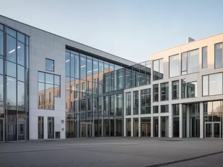 Ein modernes Verwaltungsgebäude in Schleswig-Holstein bei Tageslicht, Architekturaufnahme ohne Personen oder Beschilderung. - Foto: über boerse-global.de