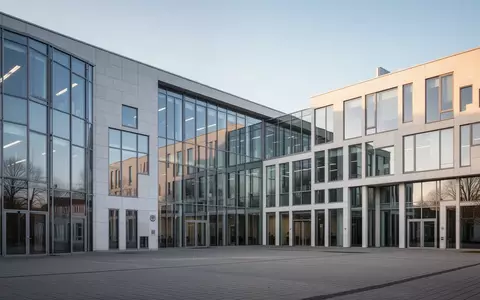 Ein modernes Verwaltungsgebäude in Schleswig-Holstein bei Tageslicht, Architekturaufnahme ohne Personen oder Beschilderung. - Foto: über boerse-global.de