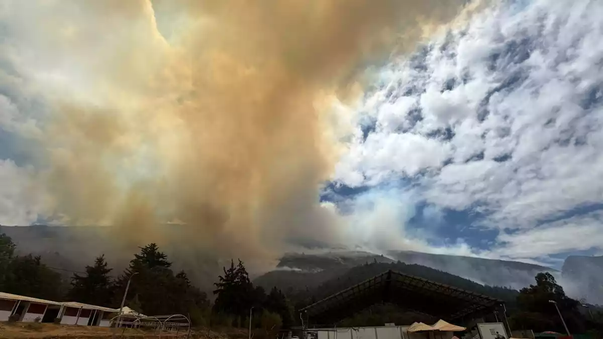 Ein großer Waldbrand hat sich nahe dem Touristenort ausgebreitet. - Bild: colprensa / Akt. Bifu/Colprensa/dpa